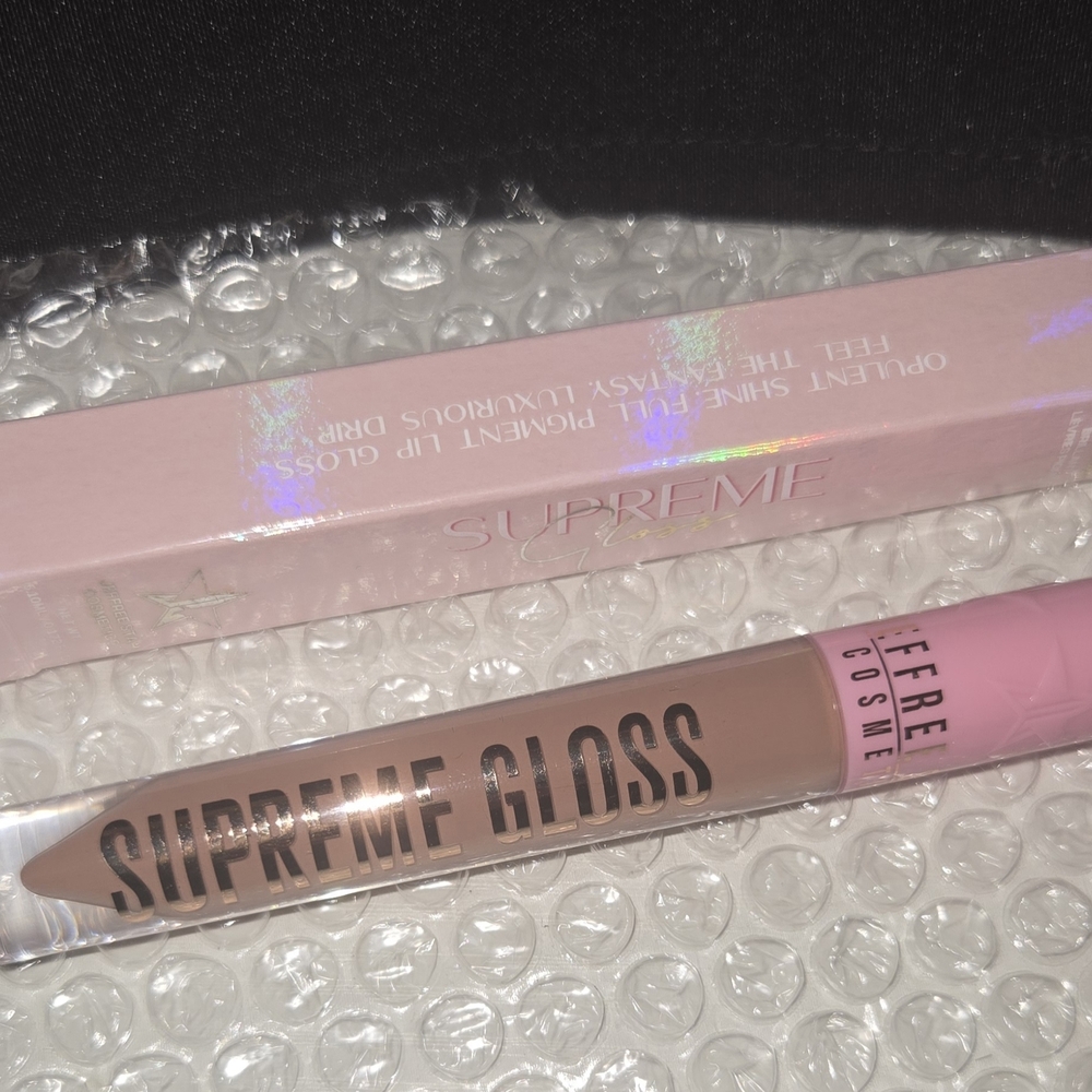 Supreme Gloss by Supreme - Mannequin